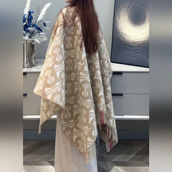 Burberry Reversible cashmere Cape - Picture 7 of 7